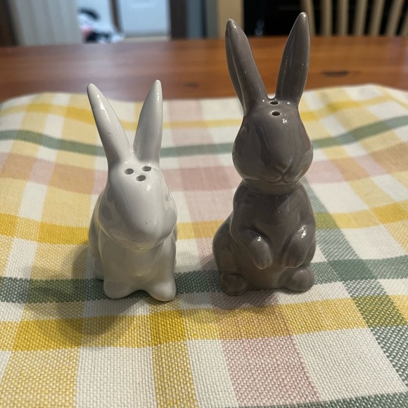 Bunny ceramic salt and pepper shakers - Picture 3 of 3